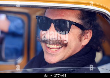 Un homme sourit en conduisant une Fiat 1970 sur la 5e Avenue lors du Columbus Day Parade à New York, le lundi 9 octobre 2023. Cette année marque le 79e anniversaire du défilé célébrant le patrimoine italien. (Photo : Gordon Donovan) Banque D'Images