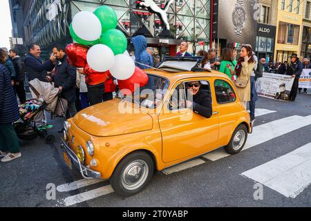 Un homme sourit en conduisant une Fiat 1970 sur la 5e Avenue lors du Columbus Day Parade à New York, le lundi 9 octobre 2023. Cette année marque le 79e anniversaire du défilé célébrant le patrimoine italien. (Photo : Gordon Donovan) Banque D'Images