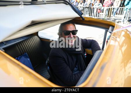 Un homme sourit en conduisant une Fiat 1970 sur la 5e Avenue lors du Columbus Day Parade à New York, le lundi 9 octobre 2023. Cette année marque le 79e anniversaire du défilé célébrant le patrimoine italien. (Photo : Gordon Donovan) Banque D'Images