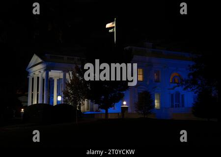 Washington, États-Unis. 09 octobre 2023. La Maison Blanche à Washington, DC est illuminée en bleu et blanc, les couleurs du drapeau d'Israël pour montrer les 75 ans de relation des États-Unis avec la nation d'Israël, 9 octobre 2023.Credit : Chris Kleponis/Pool via CNP crédit : Abaca Press/Alamy Live News Banque D'Images