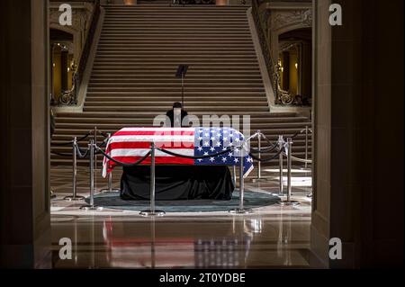 Une femme s'incline devant le cercueil de la sénatrice Diane Feinstein pendant que le public gît dans l'état du sénateur à l'hôtel de ville. Banque D'Images