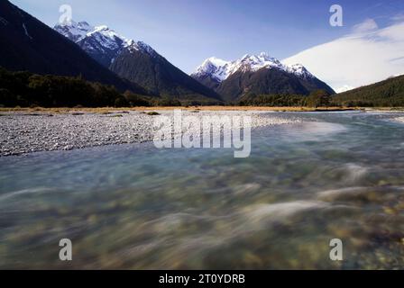 Longue exposition de la rivière Eglinton dans les alpes du Sud, parc national de Fiordland, île du Sud, Nouvelle-Zélande Banque D'Images