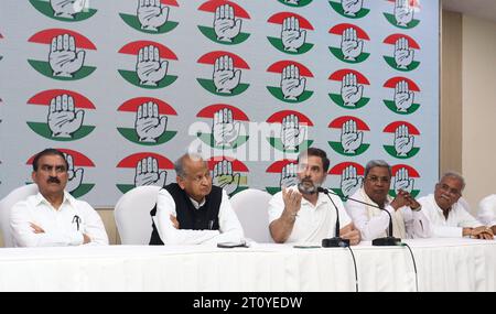 New Delhi, Inde. 09 octobre 2023. Le leader du Congrès Rahul Gandhi (C) parle lors d'une conférence de presse au siège du All India Congress Committee à New Delhi de la décision de procéder à un recensement des castes dans 4 États dirigeants. Crédit : SOPA Images Limited/Alamy Live News Banque D'Images