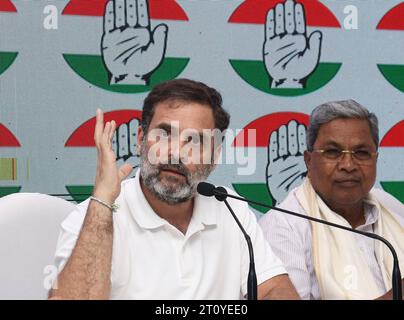 New Delhi, Inde. 09 octobre 2023. Le leader du Congrès Rahul Gandhi (à gauche) parle lors d'une conférence de presse au siège du All India Congress Committee à New Delhi de la décision de procéder à un recensement des castes dans 4 États dirigeants. Crédit : SOPA Images Limited/Alamy Live News Banque D'Images