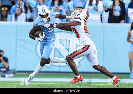 7 octobre 2023 : Devontez Walker (9) tente de briser le palan de Syracuse Jayden Bellamy (23). Match de football NCAA entre l'université de Syracuse et l'université de Caroline du Nord, au Kenan Memorial Stadium, Chapel Hill, Caroline du Nord. David Beach/CSM Banque D'Images
