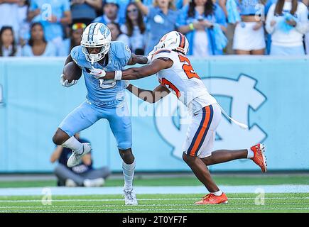 7 octobre 2023 : Devontez Walker (9) tente de se séparer de Jayden Bellamy (23), première année de Syracuse. Match de football NCAA entre l'université de Syracuse et l'université de Caroline du Nord, au Kenan Memorial Stadium, Chapel Hill, Caroline du Nord. David Beach/CSM Banque D'Images