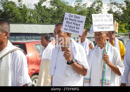 Des personnes âgées participent à un rassemblement pour la paix pour réclamer le rétablissement de la paix dans l'État indien du Manipur, au nord-est du pays. Banque D'Images