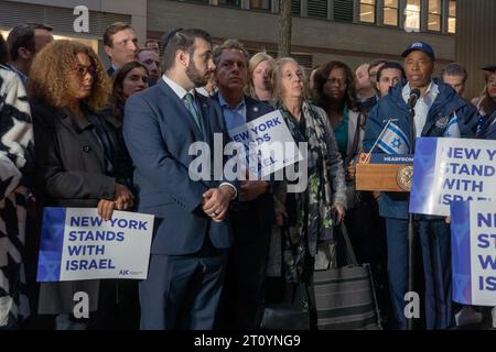 New York, États-Unis. 09 octobre 2023. Le maire de New York Eric Adams s'exprime lors d'une veillée aux chandelles pour les victimes d'attaques terroristes en Israël au Golda Meir Square de Manhattan le 9 octobre 2023 à New York. Le 7 octobre, le groupe militant palestinien Hamas a lancé une attaque surprise contre Israël depuis Gaza par terre, mer et air, tuant plus de 900 personnes et en blessant plus de 2000. Selon certaines informations, 130 soldats et civils israéliens ont également été enlevés par le Hamas et emmenés à Gaza. Crédit : Ron Adar/Alamy Live News Banque D'Images