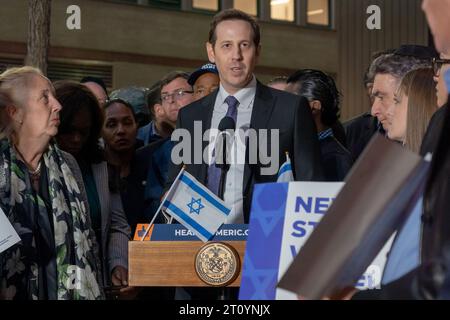 New York, États-Unis. 09 octobre 2023. Itay Milner s'exprime lors d'une veillée aux chandelles pour les victimes d'attaques terroristes en Israël au Golda Meir Square de Manhattan le 9 octobre 2023 à New York. Le 7 octobre, le groupe militant palestinien Hamas a lancé une attaque surprise contre Israël depuis Gaza par terre, mer et air, tuant plus de 900 personnes et en blessant plus de 2000. Selon certaines informations, 130 soldats et civils israéliens ont également été enlevés par le Hamas et emmenés à Gaza. Crédit : Ron Adar/Alamy Live News Banque D'Images