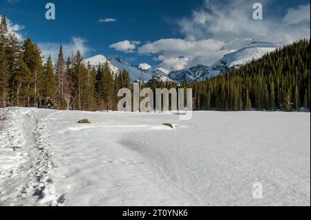 Lac Bear dans le parc national des montagnes Rocheuses en mai. La vue donne sur Glacier gorge vers longs Peak, qui n'est pas visible ici. Banque D'Images