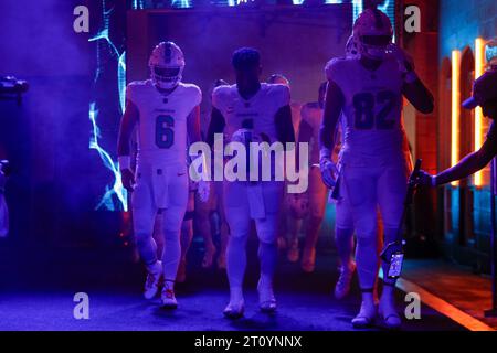 Le quarterback des Dolphins de Miami Tua Tagovailoa (1) mène ses coéquipiers à travers le tunnel d'entrée avant un match de saison régulière contre les Giants de New York, Banque D'Images