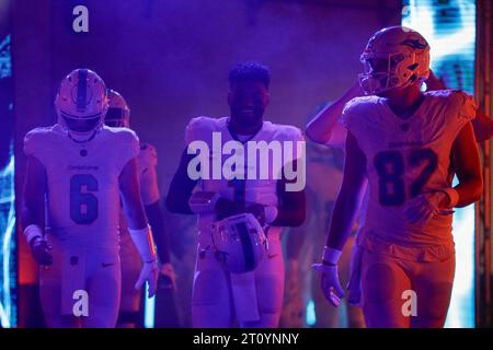 Le quarterback des Dolphins de Miami Tua Tagovailoa (1) mène ses coéquipiers à travers le tunnel d'entrée avant un match de saison régulière contre les Giants de New York, Banque D'Images