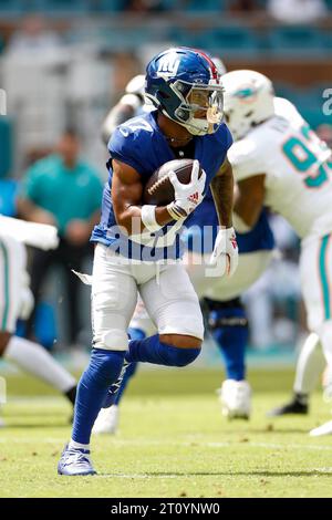 Le receveur large des Giants de New York WANn'Dale Robinson (17) court avec le ballon lors d'un match de saison régulière contre les Dolphins de Miami, dimanche 8 octobre 20 Banque D'Images