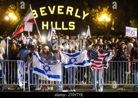 Los Angeles, États-Unis. 09 octobre 2023. Des manifestants pro-israéliens brandissent des drapeaux lors d'un rassemblement en réponse à l'attaque en Israël à Beverly Hills. Crédit : SOPA Images Limited/Alamy Live News Banque D'Images