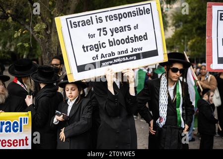 Des manifestants juifs orthodoxes brandissent des pancartes pro-palestiniennes lors de la marche des peuples indigènes pour la Palestine à New York. Banque D'Images