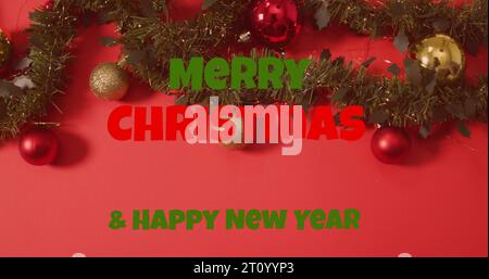 Image du texte joyeux noël sur les décorations de noël Banque D'Images