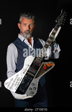 Stephen Lane, PDG de Propstore, tient un Paul Stanley de KISS autographié et inscrit sur scène, utilisé sur mesure la guitare Washburn StarFire à paillettes argentées (estimation de £40 000 - 80.000) lors d'une avant-première pour la Entertainment Memorabilia Auction, au Propstore de Rickmansworth, Hertfordshire. Date de la photo : mercredi 20 septembre 2023. Banque D'Images