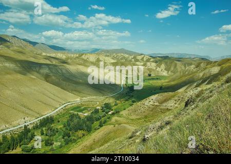 Plateau montagneux, route vers Kazarman, district de la région de Jalal-Abad à l'ouest du Kirghizistan Banque D'Images