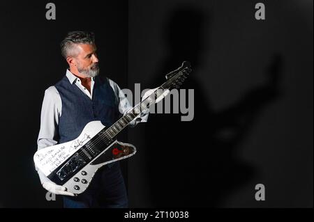 Stephen Lane, PDG de Propstore, tient un Paul Stanley de KISS autographié et inscrit sur scène, utilisé sur mesure la guitare Washburn StarFire à paillettes argentées (estimation de £40 000 - 80.000) lors d'une avant-première pour la Entertainment Memorabilia Auction, au Propstore de Rickmansworth, Hertfordshire. Date de la photo : mercredi 20 septembre 2023. Banque D'Images