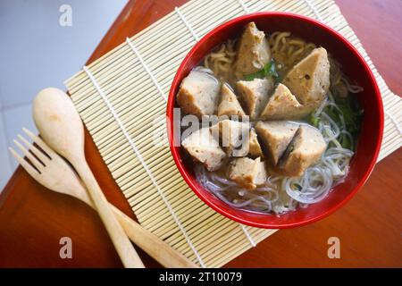 Le Bakso urat ou les muscles de meatball sont des aliments traditionnels populaires à base de viande et de muscles de vache servis avec des légumes, des nouilles et de la soupe aux saveurs servis sur bo Banque D'Images