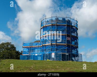 Old John Tower entourée d'échafaudages lors des réparations et de la restauration en octobre 2023, Bradgate Park, Leicestershire, Angleterre, Royaume-Uni Banque D'Images