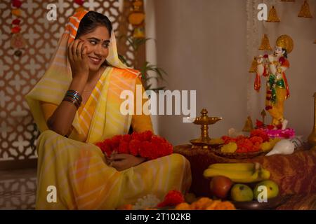 Femme adorant le Seigneur Krishna à l'occasion de Janmashtami Banque D'Images