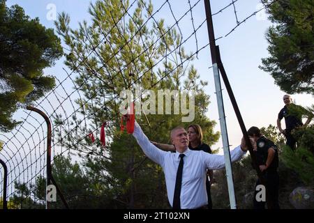 Menton, France. 09 octobre 2023. Le préfet des Alpes-Maritimes Hugues Moutouh inspecte le passage créé par les migrants à la frontière avec l’Italie sur la piste de Garavan à Menton, France le 9 octobre 2023. Photo de Laurent Coust/ABACAPRESS.COM crédit : Abaca Press/Alamy Live News Banque D'Images