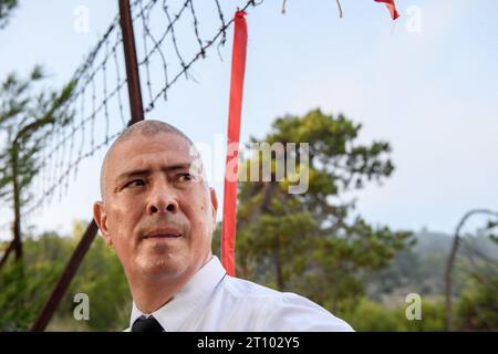 Menton, France. 09 octobre 2023. Le préfet des Alpes-Maritimes Hugues Moutouh inspecte le passage créé par les migrants à la frontière avec l’Italie sur la piste de Garavan à Menton, France le 9 octobre 2023. Photo de Laurent Coust/ABACAPRESS.COM crédit : Abaca Press/Alamy Live News Banque D'Images