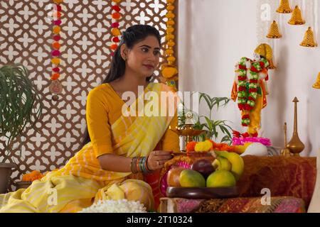 Femme adorant le Seigneur Krishna à l'occasion de Janmashtami Banque D'Images