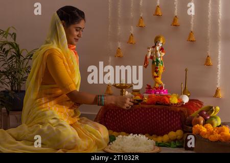 Femme adorant le Seigneur Krishna à l'occasion de Janmashtami Banque D'Images