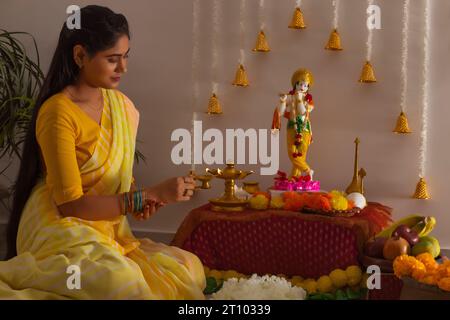 Femme adorant le Seigneur Krishna à l'occasion de Janmashtami Banque D'Images