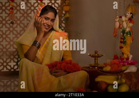 Femme adorant le Seigneur Krishna à l'occasion de Janmashtami Banque D'Images