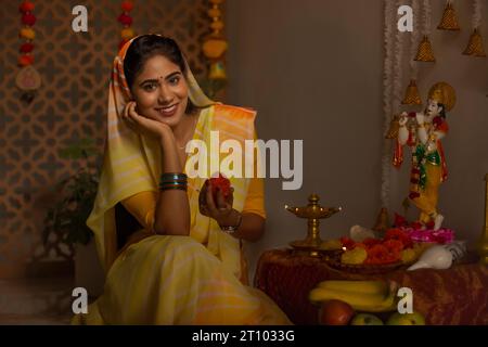 Femme adorant le Seigneur Krishna à l'occasion de Janmashtami Banque D'Images