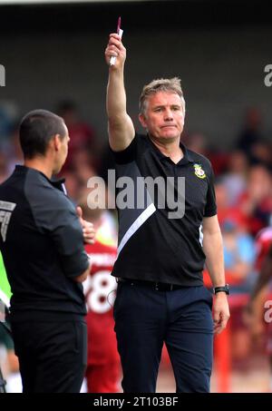 Phil Parkinson, Manager de Wrexham lors du match Sky Bet EFL League Two entre Crawley Town et Wrexham au Broadfield Stadium , Crawley , Royaume-Uni - 7 octobre 2023 photo Simon Dack / Téléphoto Images à usage éditorial uniquement. Pas de merchandising. Pour les images de football des restrictions FA et Premier League s'appliquent inc. Aucune utilisation Internet/mobile sans licence FAPL - pour plus de détails contacter football Dataco Banque D'Images