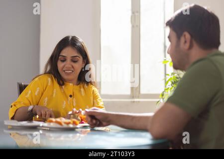 Frère et sœur célébrant le festival Raksha Bandhan à la maison Banque D'Images