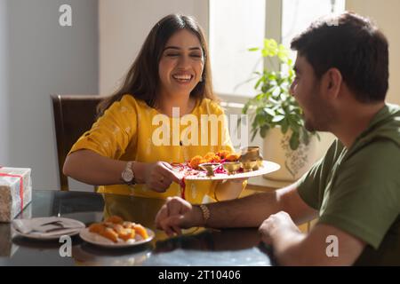 Frère et sœur célébrant le festival Raksha Bandhan à la maison Banque D'Images