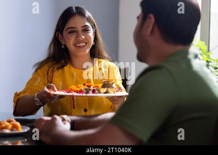 Sœur exécutant des rituels à l'occasion de Raksha Bandhan Banque D'Images