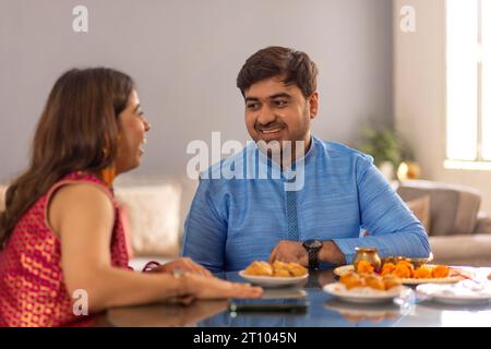 Frère et sœur célébrant le festival Raksha Bandhan à la maison Banque D'Images