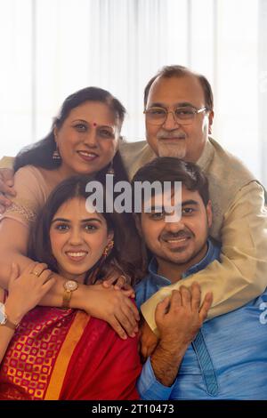 Portrait de famille indienne heureuse ensemble à la maison Banque D'Images