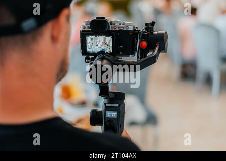 caméra montre viseur image capturer le mouvement dans l'interview ou la cérémonie de mariage de diffusion, attraper le sentiment, arrêté le mouvement dans le meilleur concept de jour de souvenir. Banque D'Images