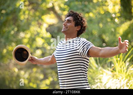 image d'un jeune homme optimiste positif fort dans la nature Banque D'Images