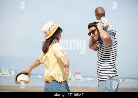 couple romantique de baby-boomers appréciant le plein air Banque D'Images