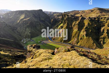 Vue de dessus du camping Thakgil au coucher du soleil (terrain de camping Þakgil) situé dans une belle vallée, entouré de montagnes, à 20 km de Vík, Islande. Banque D'Images