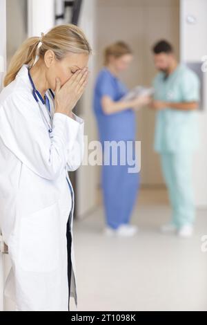 femme médecin stressée debout à l'hôpital Banque D'Images