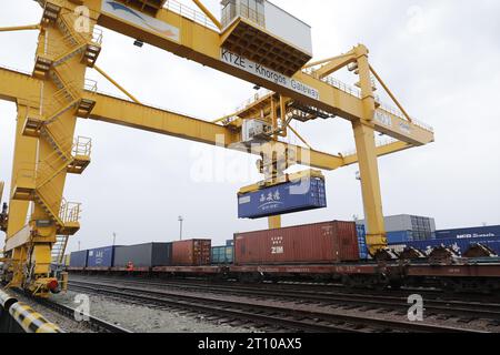(231010) -- PÉKIN, 10 oct. 2023 (Xinhua) -- cette photo prise le 19 mai 2022 montre le port sec dans la zone économique spéciale Horgos-porte de l'est bordant le Kazakhstan et la Chine. En 2013, la Chine a proposé l'idée de construire une "ceinture économique le long de la route de la soie" au Kazakhstan, qui, combinée à la proposition de la route maritime de la soie du 21e siècle, est finalement devenue l’Initiative ceinture et route (BRI). la base de coopération logistique Chine-Kazakhstan (Lianyungang), lancée en 2014, est le premier projet d’entité dans le cadre de la BRI. Agissant comme un port sec dans la zone économique spéciale Horgos-Eastern Gate Banque D'Images