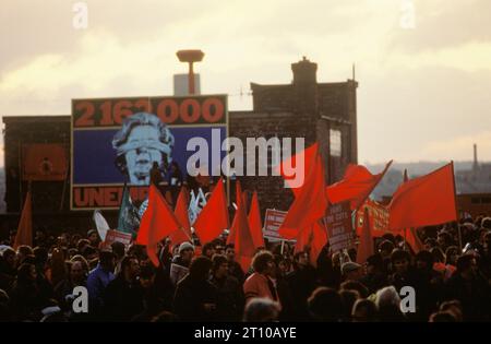 Marche populaire pour l'emploi 1981 1980s Royaume-Uni. Foule énorme protestant contre le taux de chômage sous le gouvernement conservateur. Mme Margaret Thatcher est représentée avec un bandeau. 216,3000 travailleurs étaient au chômage . 500 chômeurs ont alors commencé à marcher 280 miles à Londres. Liverpool, Angleterre HOMER SYKES Banque D'Images