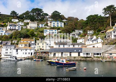 Septembre 2023, Polperro village de pêcheurs en Cornouailles, bateaux de pêche amarrés dans les cottages en pierre du port entourent le port, Angleterre, Royaume-Uni Banque D'Images