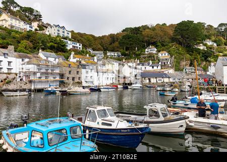 Septembre 2023, Polperro village de pêcheurs en Cornouailles, bateaux de pêche amarrés dans les cottages en pierre du port entourent le port, Angleterre, Royaume-Uni Banque D'Images