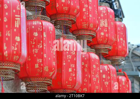 Photo d'une lanterne rouge de style chinois traditionnel. Le mot chinois 'Fu' sur la lanterne signifie bénédiction. Banque D'Images