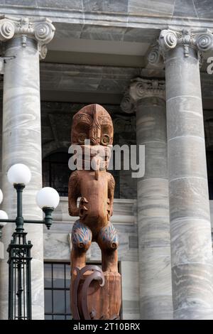 Statue sculptée à Māori extérieur des bâtiments du Parlement, Wellington, Île du Nord, Nouvelle-Zélande Banque D'Images